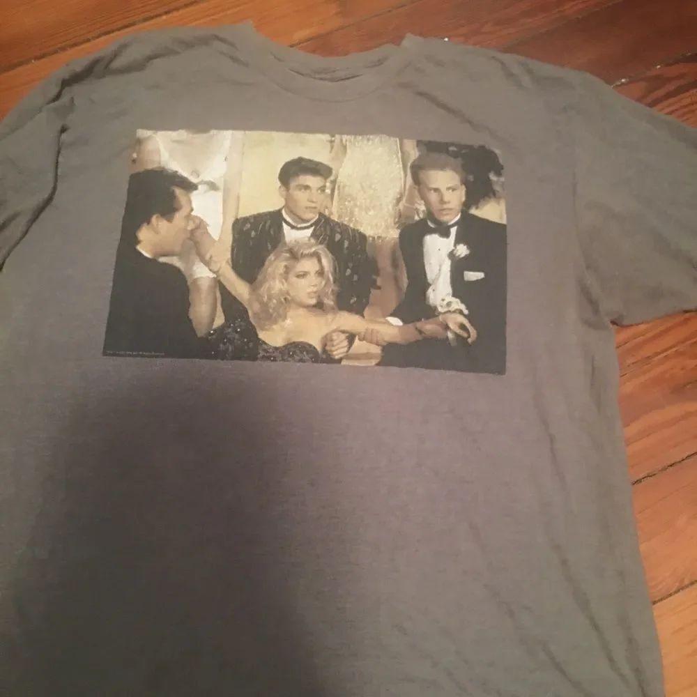 Vintage 90s 90210 sitcom t-shirt